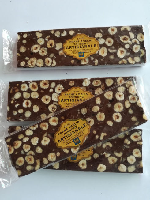 Torrone morbido di nocciole al cioccolato