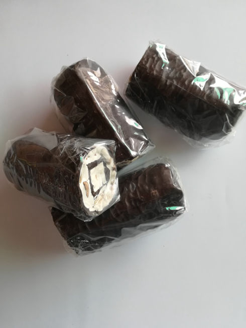 Salame di torrone con mandorle 